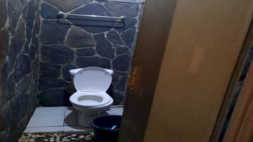 Deluxe Double Room | Bathroom | Shower, towels, toilet paper