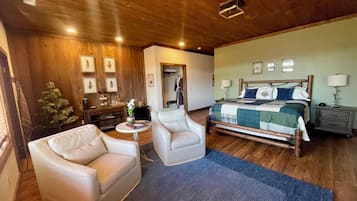 Premium Studio Suite, 1 King Bed, Bathtub, Mountain View