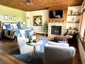 Premium Studio Suite, 1 King Bed, Bathtub, Mountain View | Egyptian cotton sheets, premium bedding, memory foam beds - The Dogwood Inn (Blue Ridge)