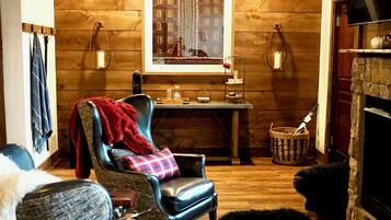 Premium Studio Suite, 1 King Bed, Bathtub, Mountain View
