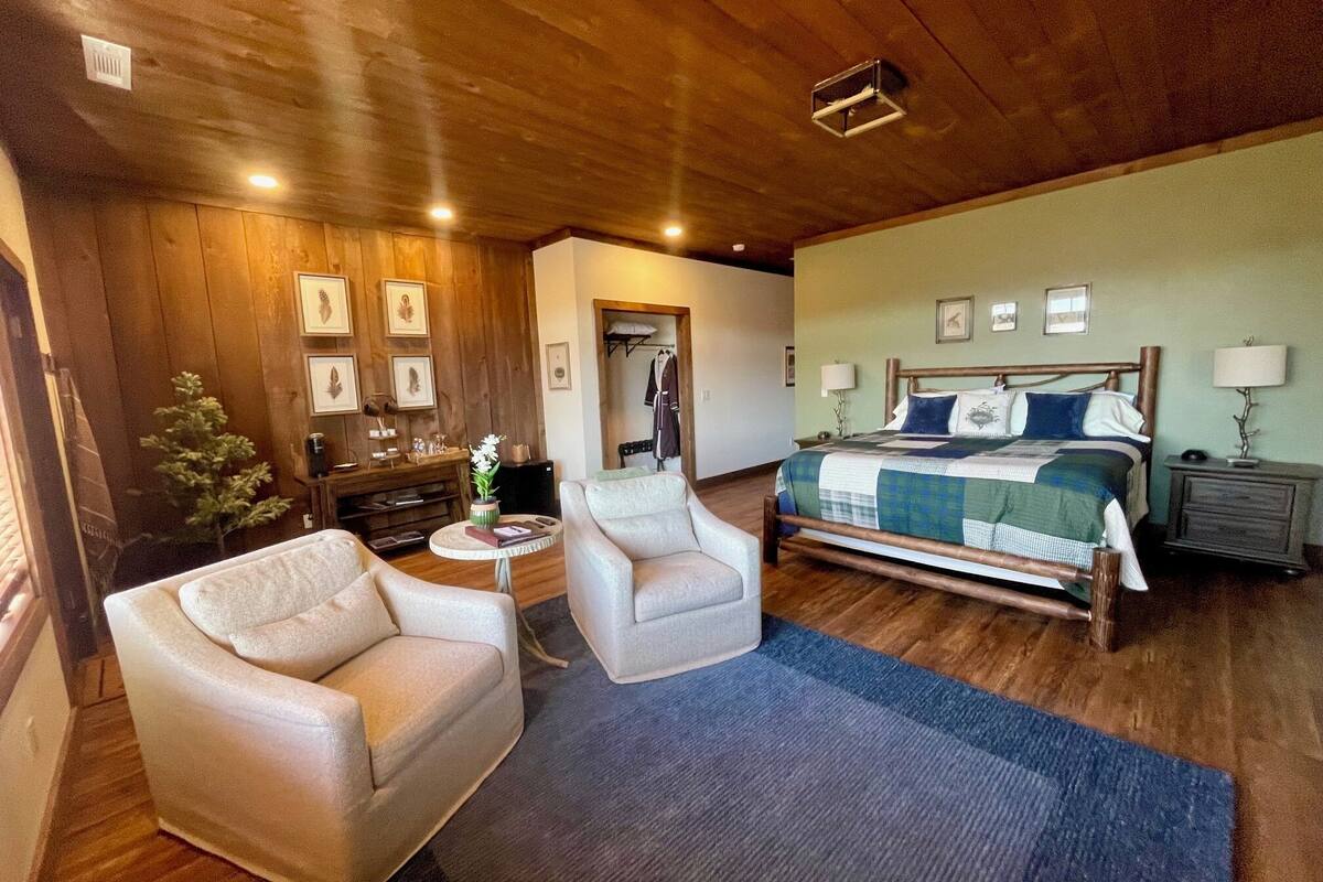 1 bedroom, Egyptian cotton sheets, premium bedding, memory foam beds