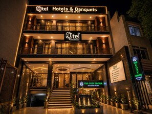 A hotel with a two-story facade, a sign for 'The Cozy Dinner Restaurant & Cafe,' and a contact number. - Qotel Comfort Chattarpur- Near Chattarpur Metro (New Delhi)