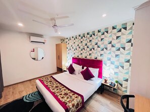 Desk, laptop workspace, soundproofing, free WiFi - Qotel Comfort Chattarpur- Near Chattarpur Metro (New Delhi)