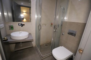 Shower, designer toiletries, slippers, bidet - Qotel Comfort Chattarpur- Near Chattarpur Metro (New Delhi)