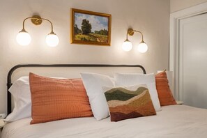 1 chambre, bureau, fer et planche à repasser, lit de bébé portatif