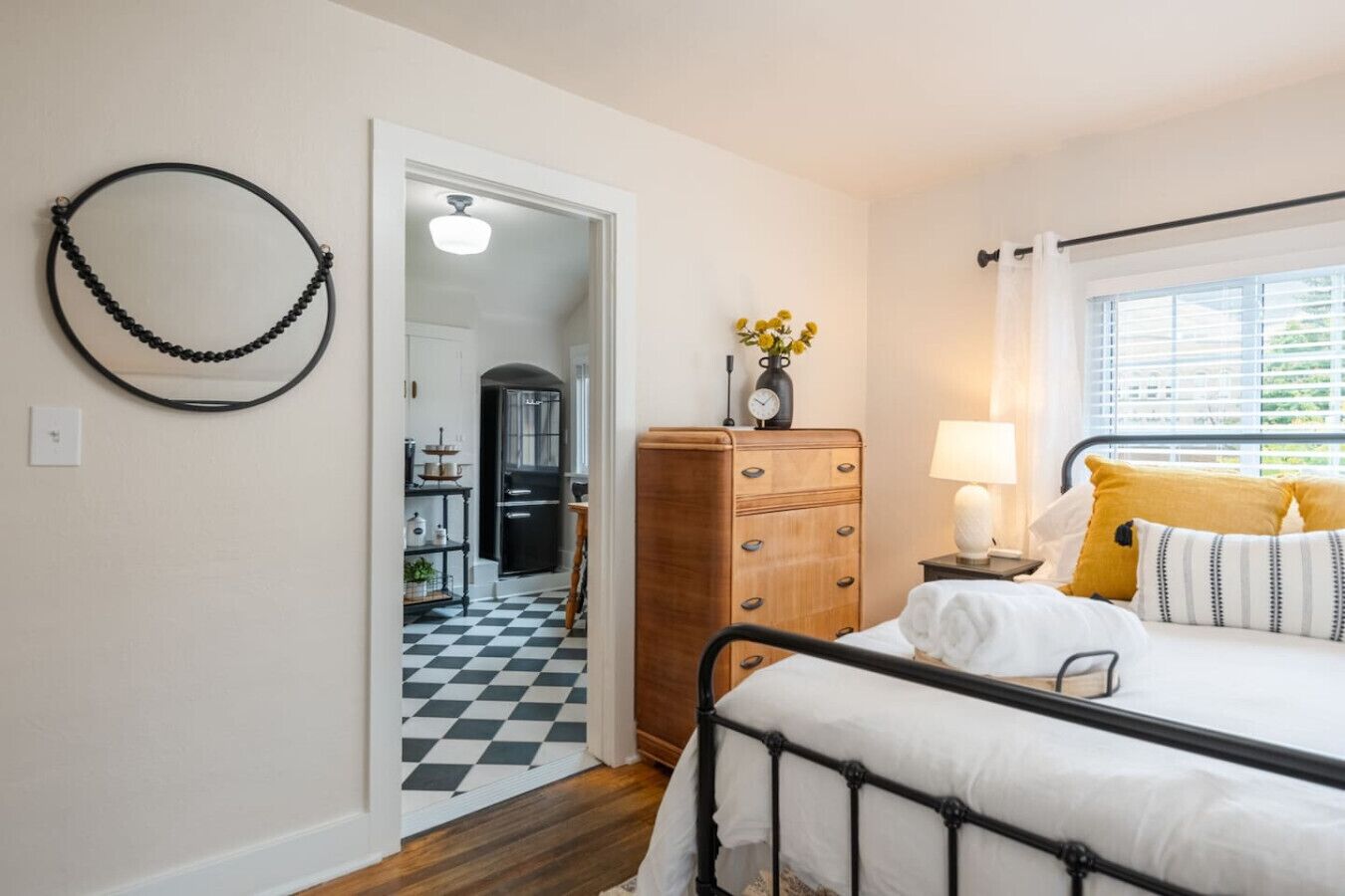 1 slaapkamer, een bureau, een strijkplank/strijkijzer, reisbedje