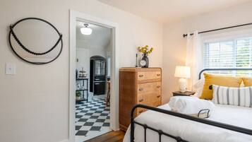 1 soverom, skrivebord, strykejern/-brett og reiseseng for barn