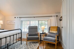1 dormitorio, escritorio, tabla de planchar con plancha y cuna de viaje