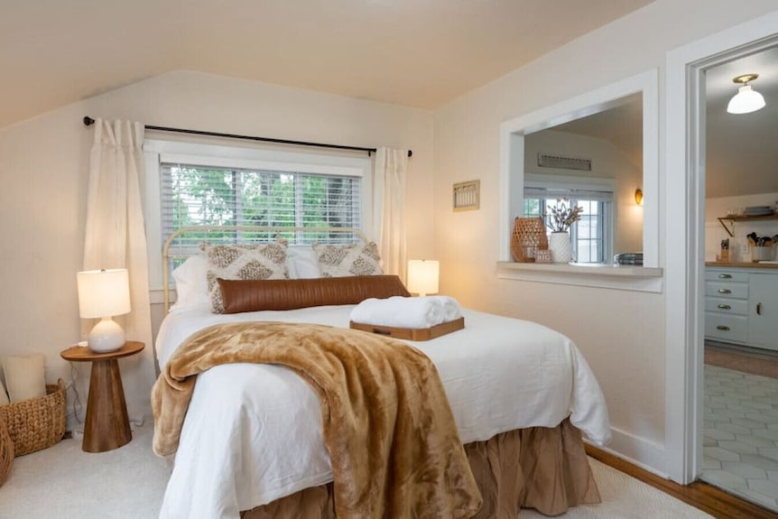 The Bitterroot Bungalow, Hip Strip Cozy Suite - 米蘇拉
