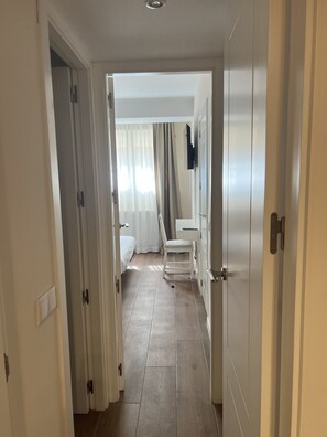 3 Schlafzimmer, Schreibtisch, Bügeleisen/Bügelbrett, Reisekinderbett