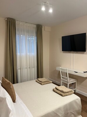 3 bedrooms, desk, iron/ironing board, travel crib