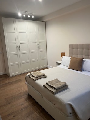 3 bedrooms, desk, iron/ironing board, travel crib
