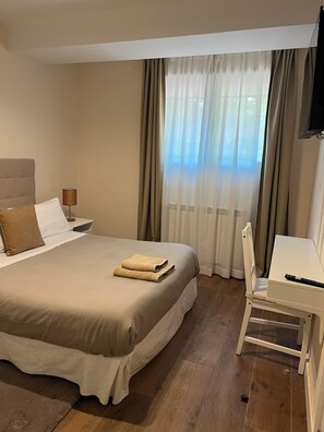 3 slaapkamers, een bureau, een strijkplank/strijkijzer, reisbedje