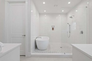 Baignoire, séchoir à cheveux, serviettes fournies, papier de toilette