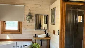 Milieuvriendelijke toiletartikelen, een haardroger, handdoeken