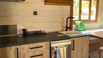 Een koelkast, een magnetron, een kookplaat, een vaatwasser