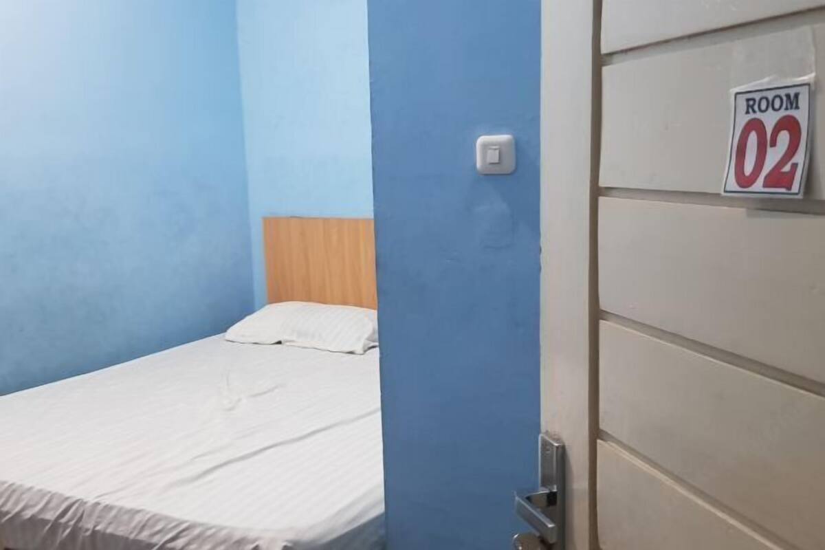 Laptop workspace, free WiFi, bed sheets