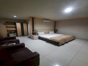 デラックス ダブルルーム | ノートパソコン用作業スペース、WiFi (無料)、ベッドシーツ