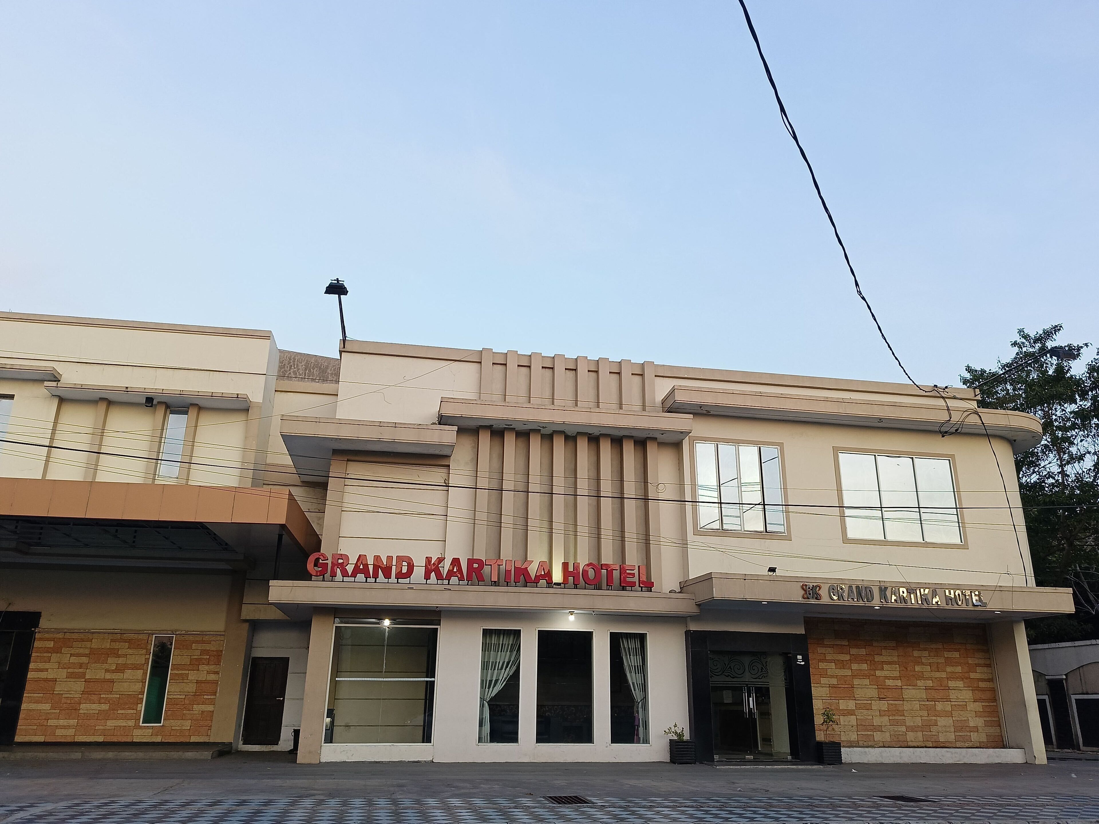 Un edificio de dos pisos con el letrero 