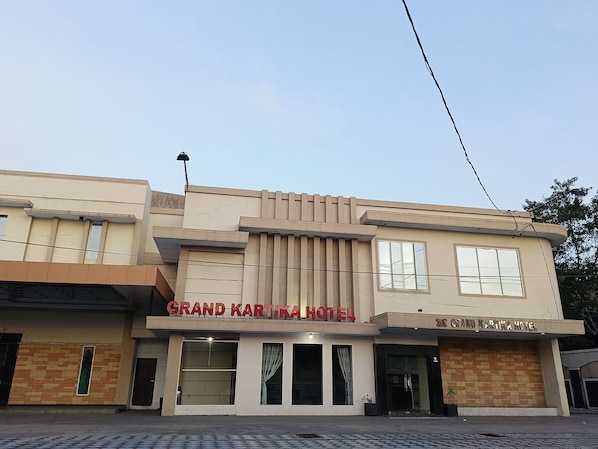 Vista frontal de la propiedad