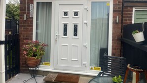 A white door with a glass panel, a 'Welcome' sign, and a 'Caution Mind the step' sign. - Nice And Cosy Large Studio Near Luton Airport! (Luton)