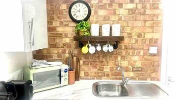 Studio | Private kitchen | Fridge, microwave, electric kettle, toaster