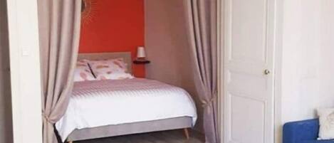 1 quarto, berço de viagem, Wi-Fi, roupa de cama