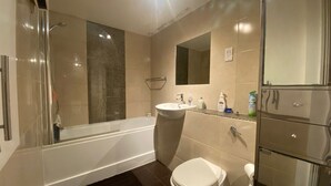 Appartamento, letti multipli | Bagno | Doccia, asciugamani