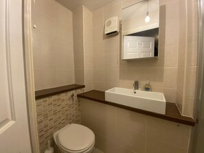 Apartment, Multiple Beds | Bathroom | Shower, towels