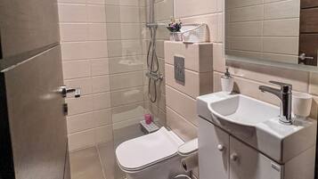 Regadera, toallas, jabón, shampoo