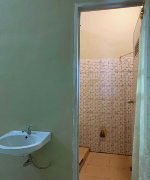 Deluxe Double Room | Bathroom - Hotel O Nur Homestay Syariah (Makassar)