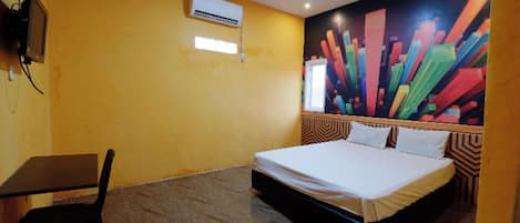 Escritorio, wifi gratis, ropa de cama