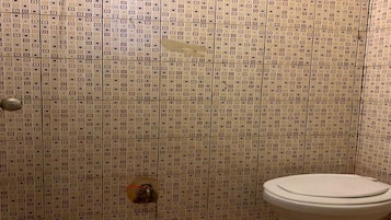 Quarto casal luxo | Banheiro | Chuveiro, toalhas de banho, papel higiênico