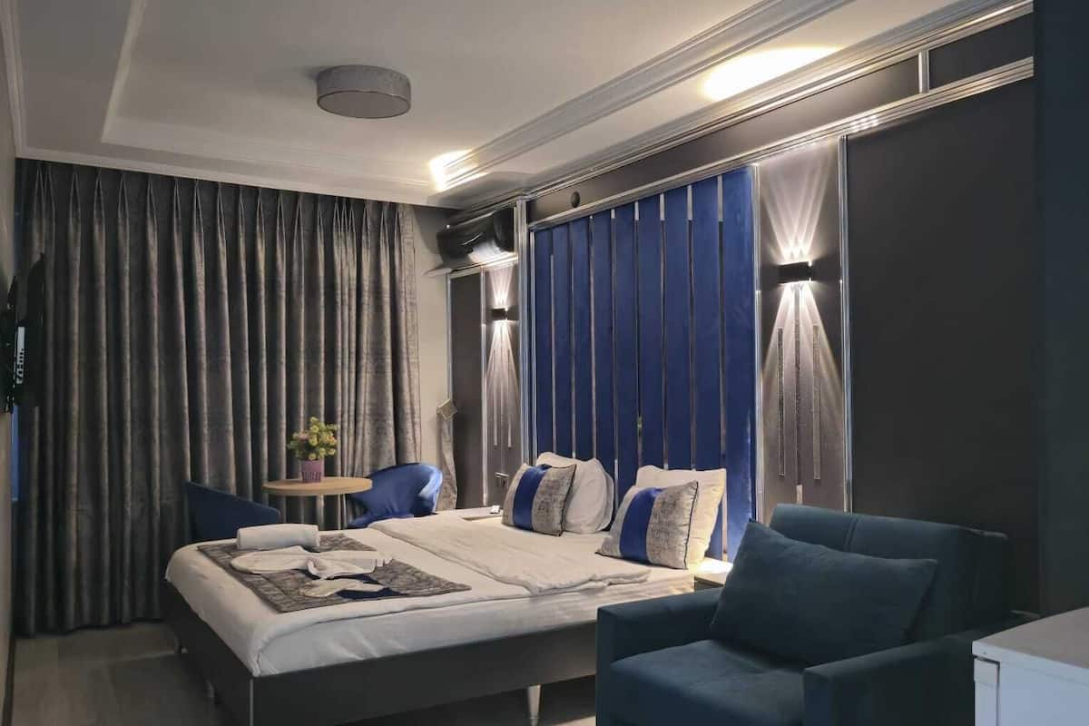 Quarto casal clássico | Cofres nos quartos, quartos à prova de som