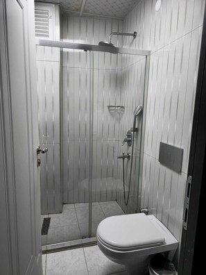 Classic Double Room | Bathroom | Free toiletries, hair dryer, slippers - Blue Plus Hotel (Istanbul)
