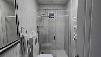 Kamar Double atau Twin Klasik | Kamar mandi | Perlengkapan mandi gratis, pengering rambut,  dan sandal