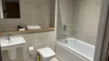 Apartment, 2 Queen Beds | Bathroom