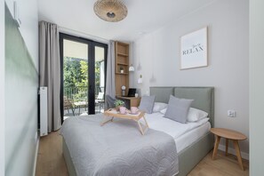 Apartamento, 1 habitación, acceso a la piscina | 1 dormitorio, escritorio, espacio para trabajar con un portátil