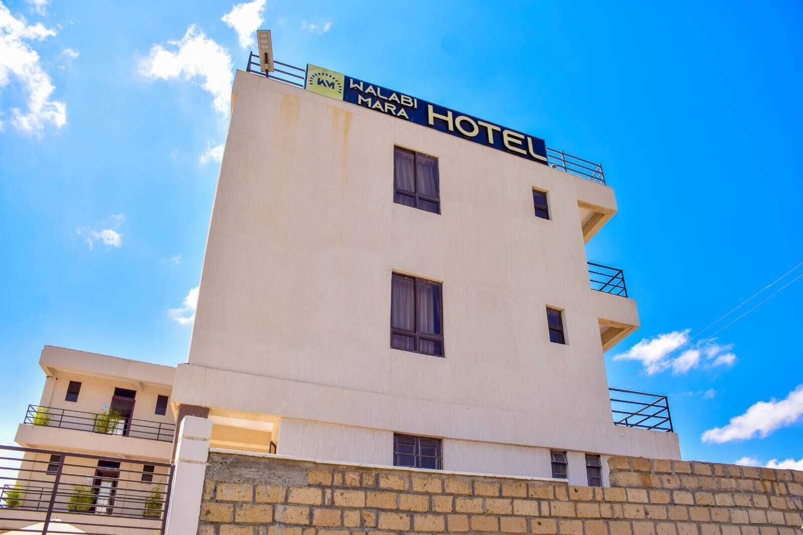 Un bâtiment d’hôtel avec une enseigne indiquant « WALABI MARA HOTEL ».