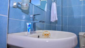 Deluxe Double Room | Bathroom | Shower, rainfall showerhead, free toiletries, slippers