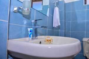 Quarto casal luxo | Banheiro | Chuveiro, chuveiro com efeito de chuva, produtos de toalete grátis