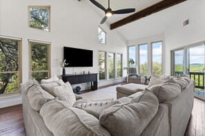 Smart TV, ping pong - Best Sunset in TX ~Luxury Getaway~ Heated Jacuzzi (Leander)