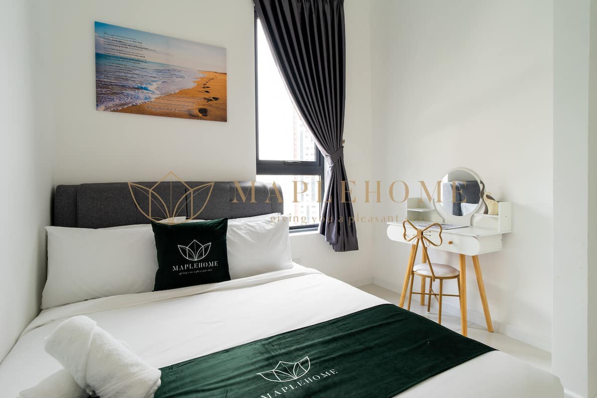 Habitación de hotel ordenada con cama, escritorio y silla.