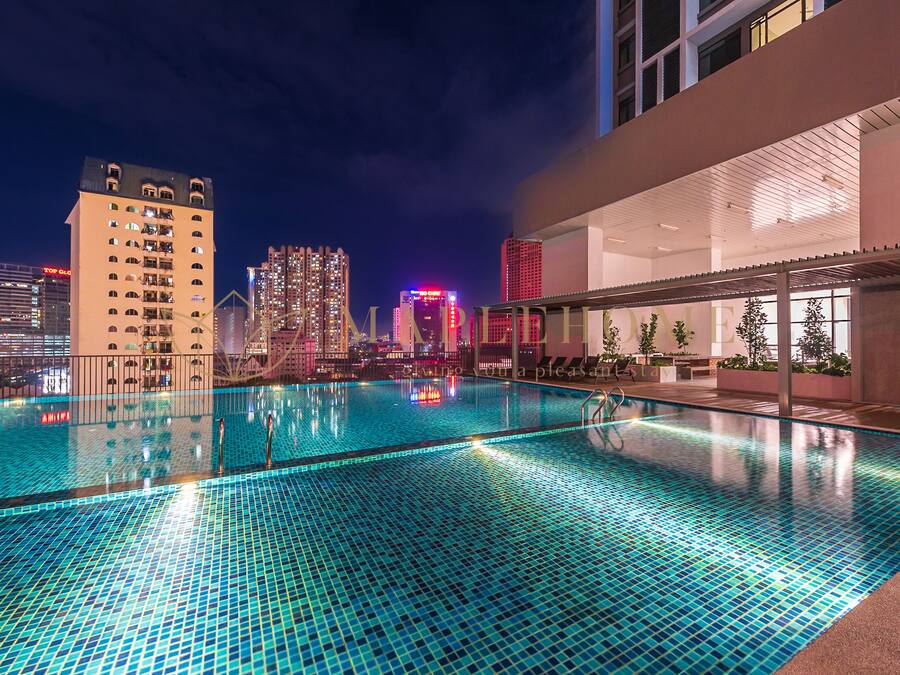 Una piscina al aire libre
