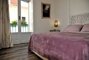 Habitación, 1 habitación, balcón, vistas a la ciudad | 1 dormitorio