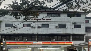 A building with a white facade and multiple windows. - Hotel O Permata Ria Hotel (Manado)