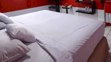 Standard Double Room | Meja, Wi-fi percuma, cadar katil