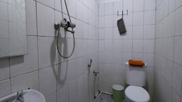 Kamar Double Standar | Kamar mandi | Shower, handuk,  dan tisu toilet