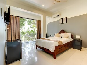 Desk, bed sheets - Hotel 7Seas by Solara Hospitality (Vagator)