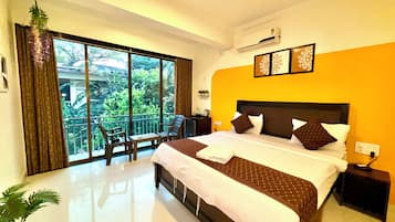 Deluxe Room with Balcony | Desk, bed sheets